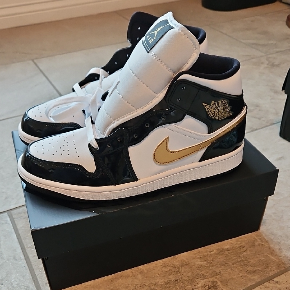 Nike Air Jordan 1 Mid SE – Black/Metallic Gold/White – Men’s Size 9